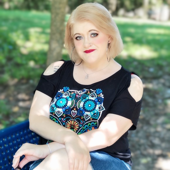 Meet your Posher, Amanda - Picture 2 of 2